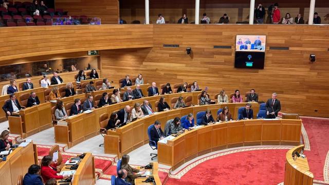 Sesión de control en el Parlamento de Galicia, con el trasfondo de los ataques a las sedes del PSOE