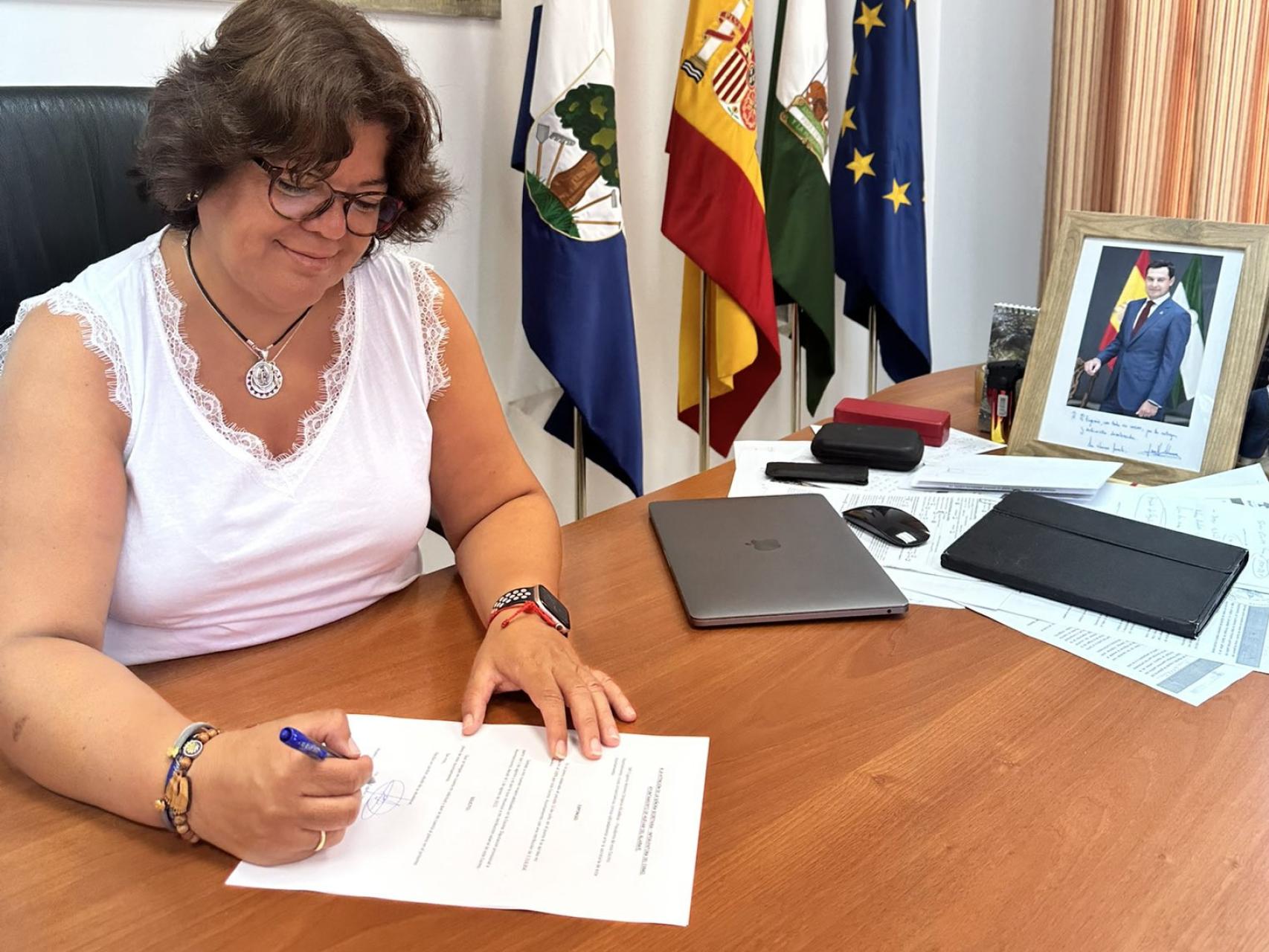 María Eugenia Moreno, en su despacho de alcaldía de Huévar del Aljarafe (Sevilla).