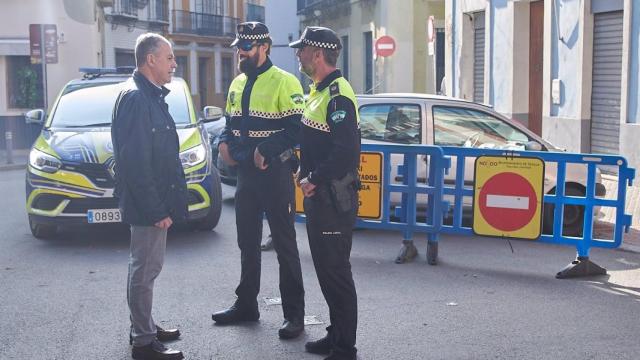 El alcalde de Sevilla, José Luis Sanz, junto a dos agentes de Policía Local.