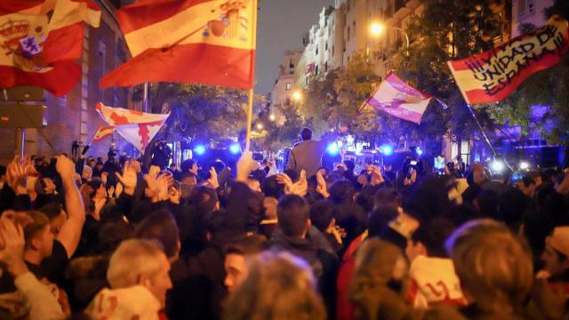 Centenares de personas participan en la manifestación convocada contra la amnistía este miércoles.