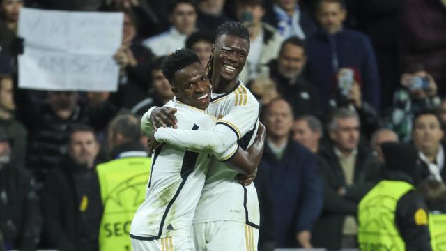 Abrazo entre Vinicius y Camavinga