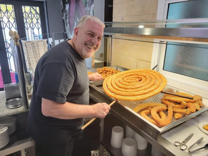 Francisco Javier preparando los churros del Erchus