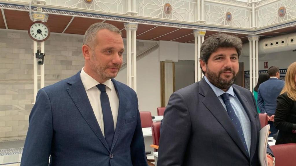El portavoz del PP en la Asamblea Regional, Joaquín Segado, y el presidente de Murcia, Fernando López Miras, en una imagen de archivo en el Parlamento autonómico.