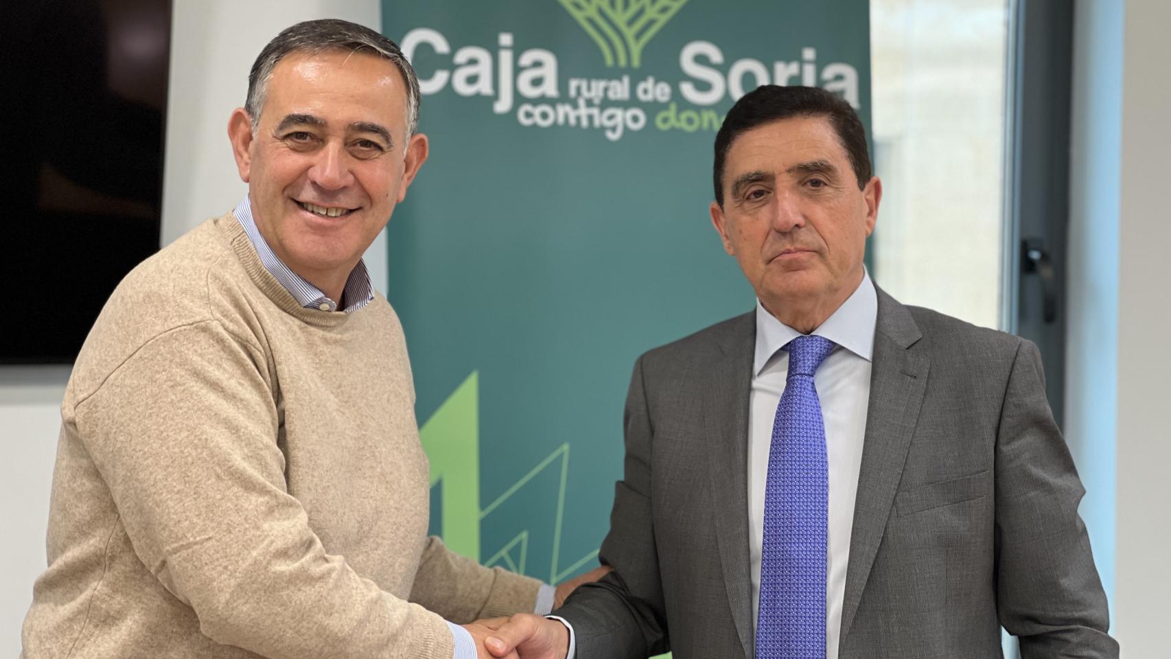 El alcalde de El Burgo de Osma, Antonio Pardo; junto a Carlos Martínez Izquierdo, presidente de Caja Rural de Soria