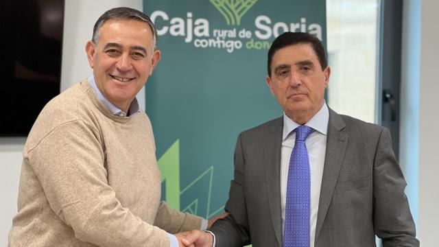 El alcalde de El Burgo de Osma, Antonio Pardo; junto a Carlos Martínez Izquierdo, presidente de Caja Rural de Soria