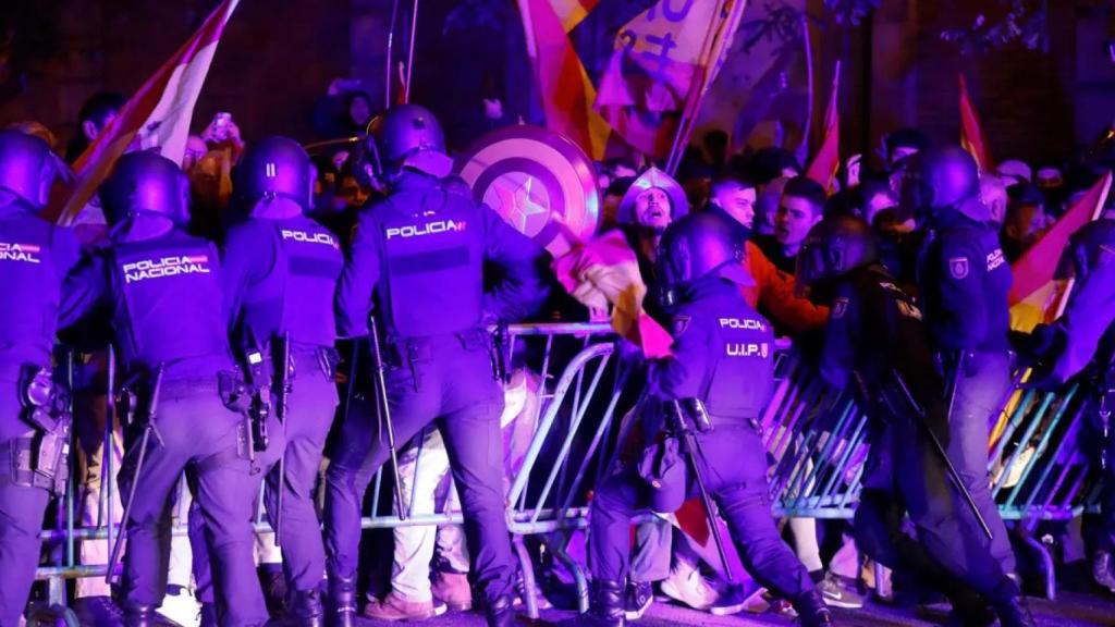 La Policía interviene en una de las concentraciones.