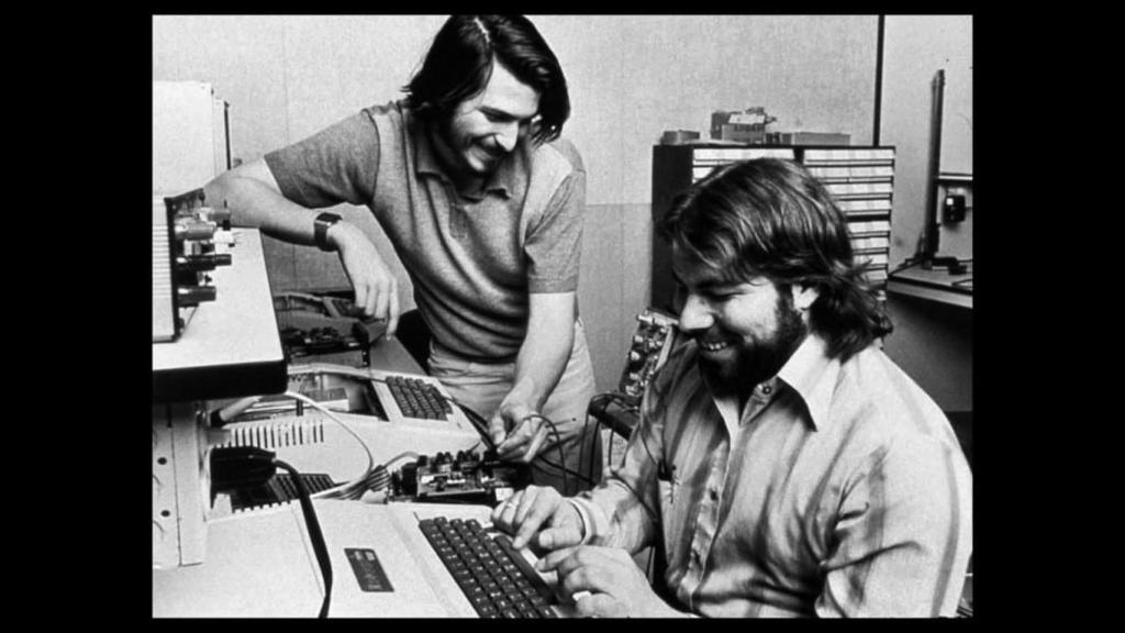 Steve Wozniak y Steve Jobs trabajando juntos.