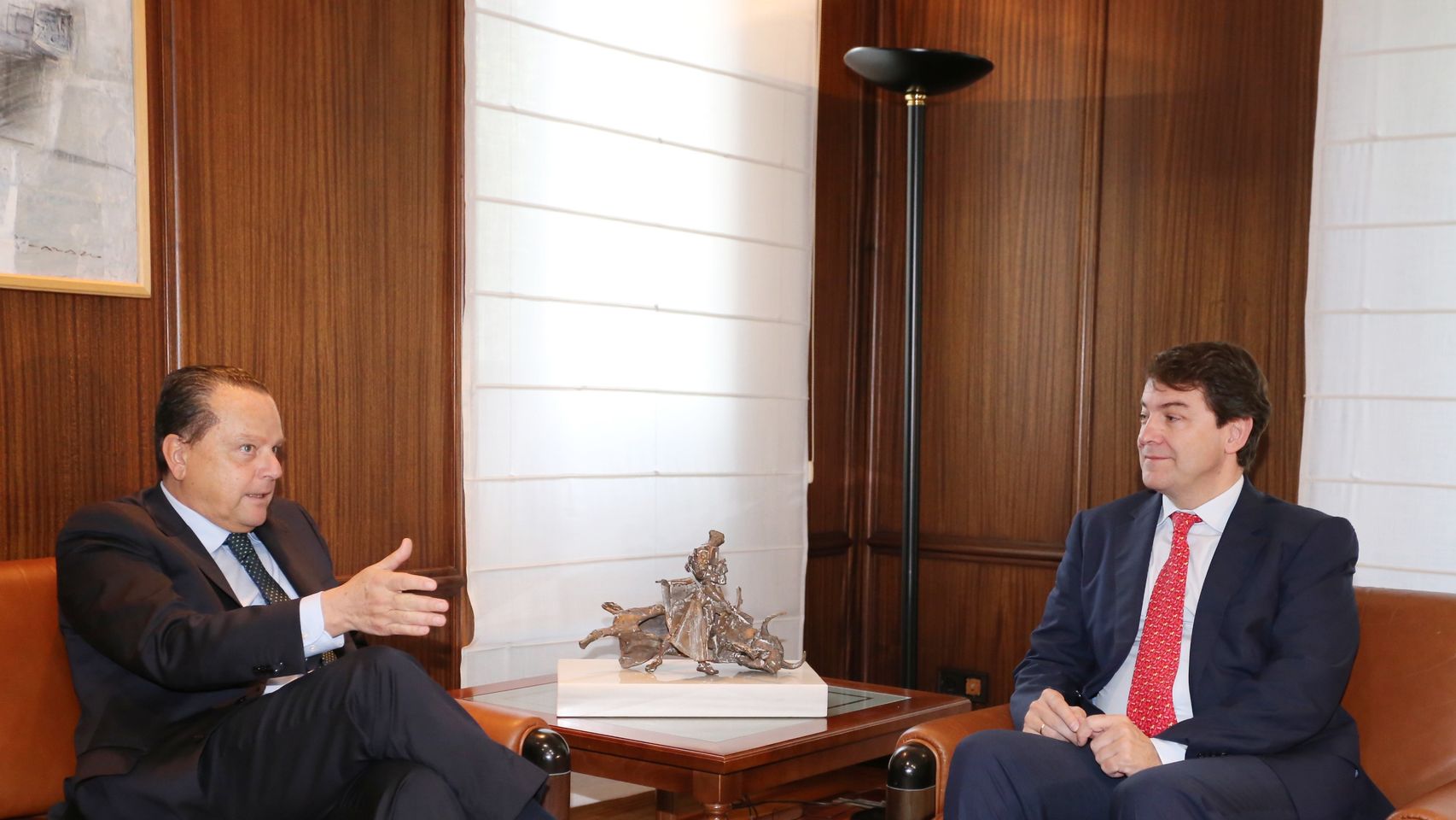 El presidente de la Junta, Alfonso Fernández Mañueco, en una reunión con el presidente del Consejo de Cuentas, Mario Amilivia