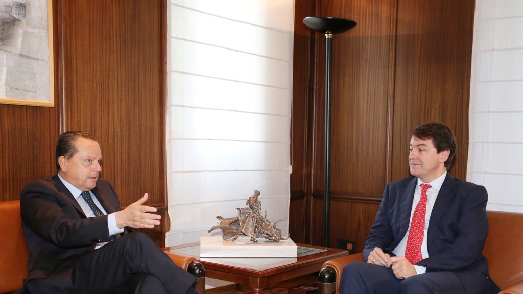 El presidente de la Junta, Alfonso Fernández Mañueco, en una reunión con el presidente del Consejo de Cuentas, Mario Amilivia