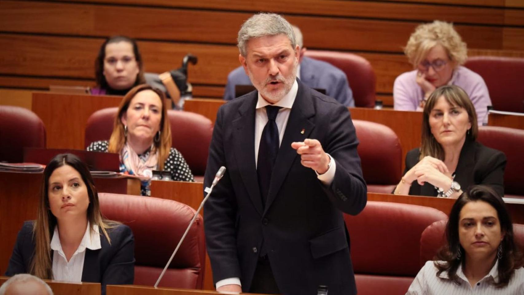 Imagen del procurador socialista José Luis Vázquez en el pleno de las Cortes de este martes.