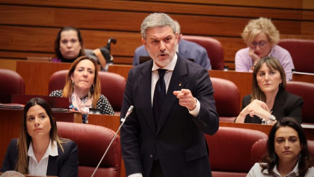 El procurador socialista José Luis Vázquez en un pleno de las Cortes