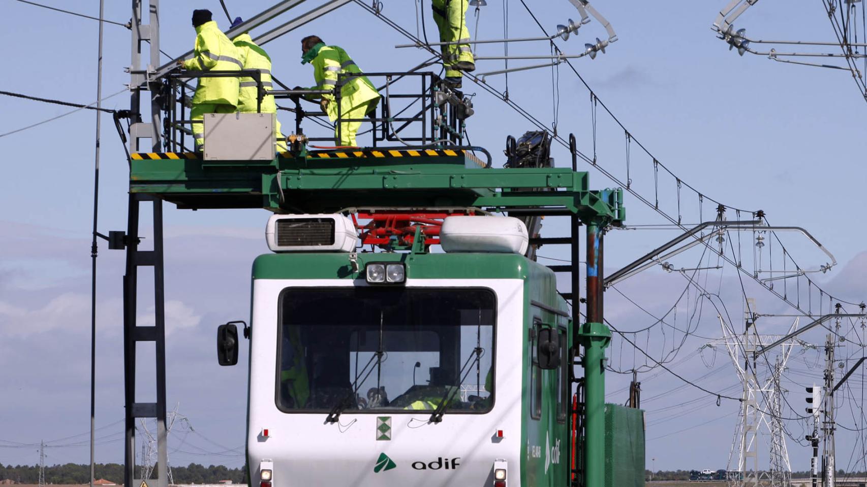 Los técnicos de Adif trabajando en la estación de Arévalo, en imagen de archivo