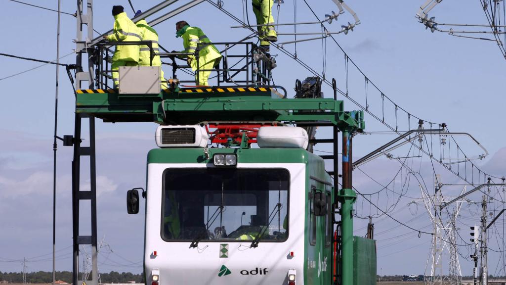 Los técnicos de Adif trabajando en la estación de Arévalo, en imagen de archivo