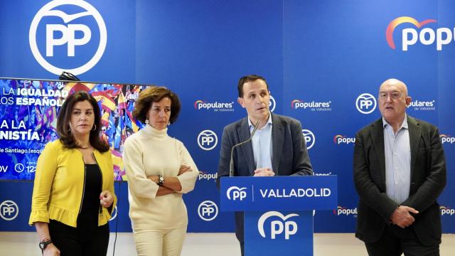 La senadora del PP Arenales Serrano, la diputada Mercedes Cantalapiedra, el presidente del PP de Valladolid, Conrado Íscar, y el alcalde de la ciudad, Jesús Julio Carnero, durante la rueda de prensa de este jueves.