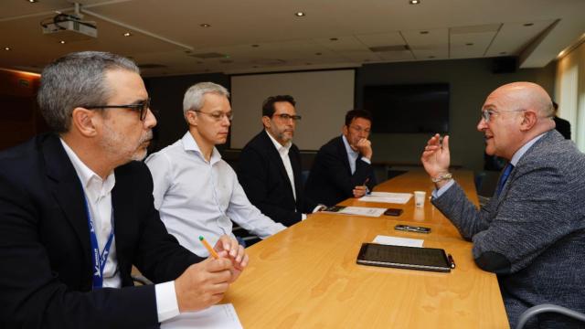 El alcalde de Valladolid, Jesús Julio Carnero, se reúne con el director de la factoría Michelin en Valladolid, Bruno Arias, con motivo de la preparación de la Mesa Municipal de la Automoción