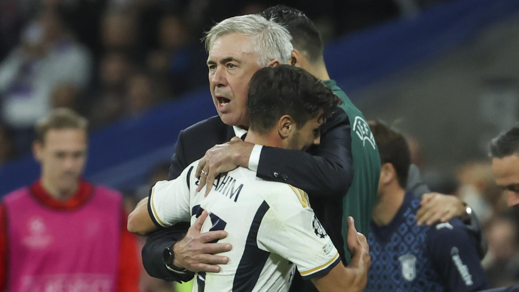 Brahim Díaz se abraza con Ancelotti