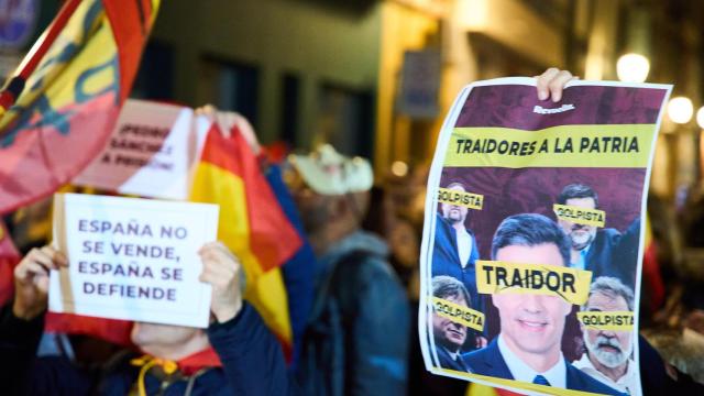 Carteles que han portado manifestantes en las concentraciones en Sevilla en contra de la amnistía.