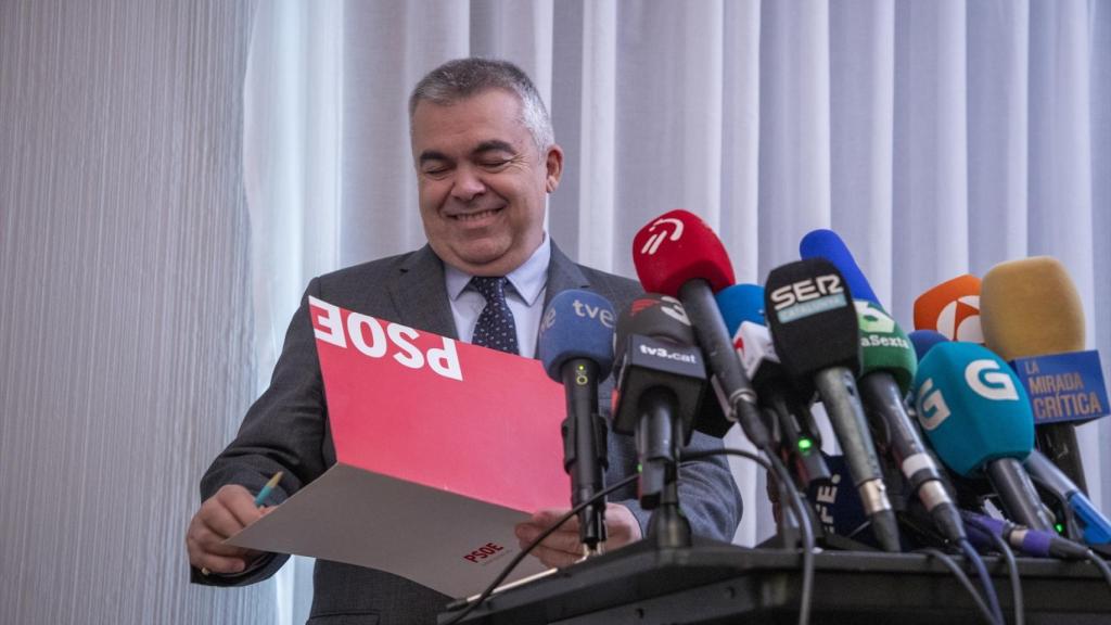 El secretario de Organización del PSOE, Santos Cerdán, este jueves al presentar en Bruselas el pacto firmado con Junts.