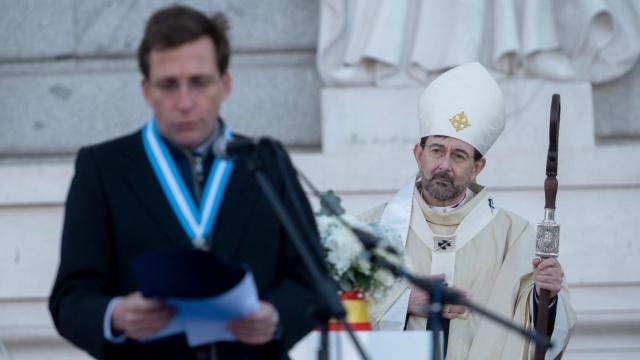 El alcalde de Madrid, José Luis Martínez-Almeida, y el arzobispo de Madrid, José Cobo, durante la misa, en la catedral de la Almudena.