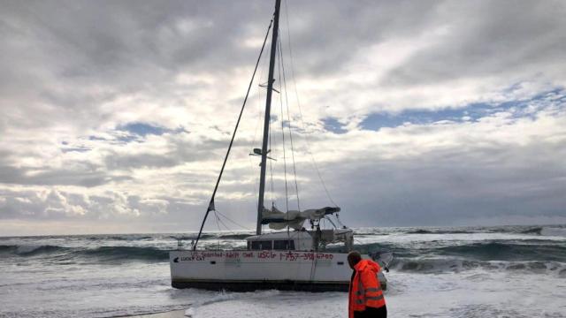 Velero varado en una playa de Muros (A Coruña)