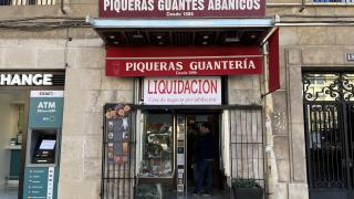 Guantes Piqueras, el comercio de 140 años de la Plaza de la Reina que echa el cierre. Raquel Granell