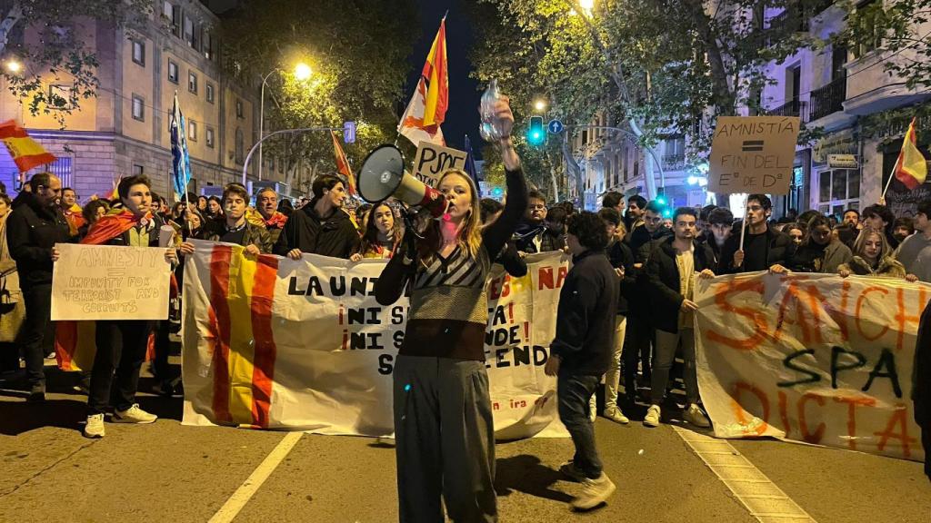 La joven Sol Felbig al frente de la columna de jóvenes que partió hacia Ferraz desde la sede del Parlamento Europeo en Madrid.