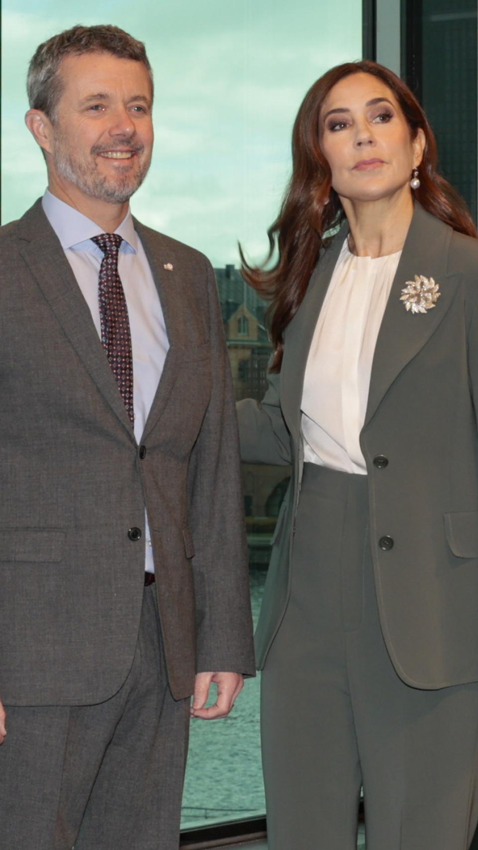 El matrimonio 'royal', en un acto institucional, junto a Felipe VI y Letizia, tras publicarse las fotos en España.