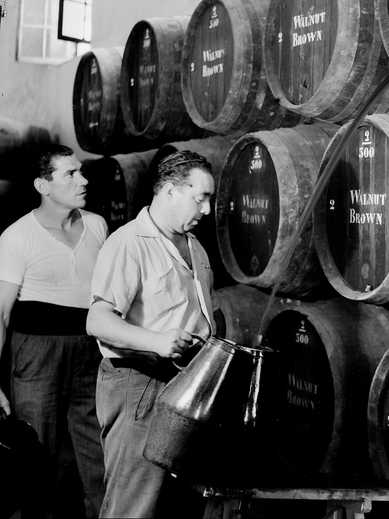 Dos trabajadores de la bodega de Williams & Humbert en una imagen histórica.