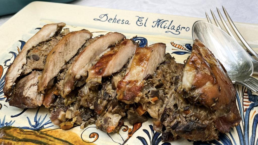 Pierna de cordero lechal rellena de 'El Milagro'.