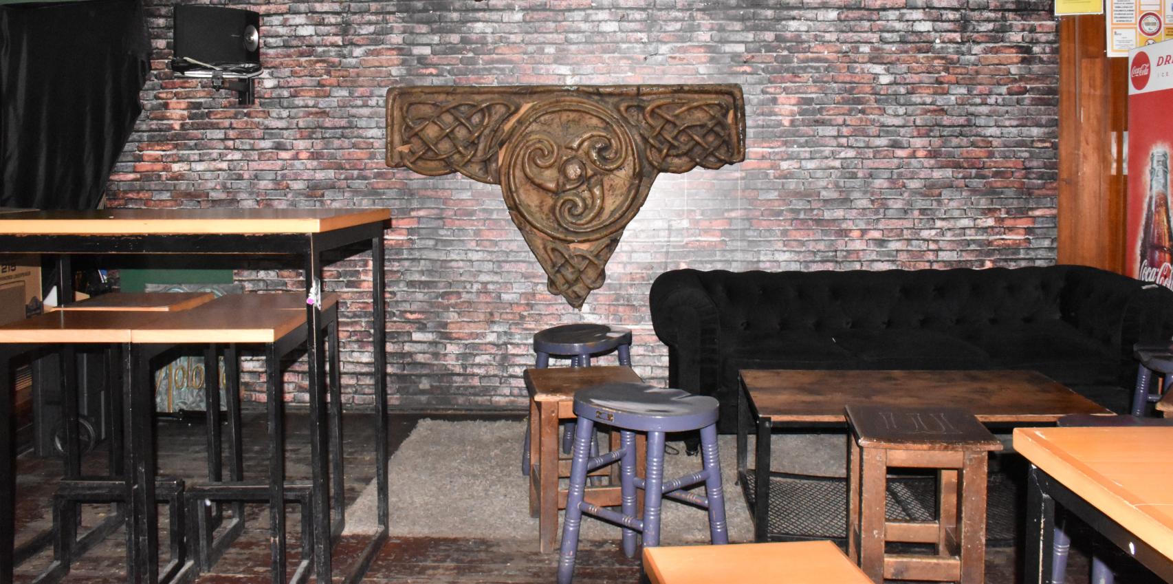 El escenario de El Tío Molonio decorado con una insignia celta