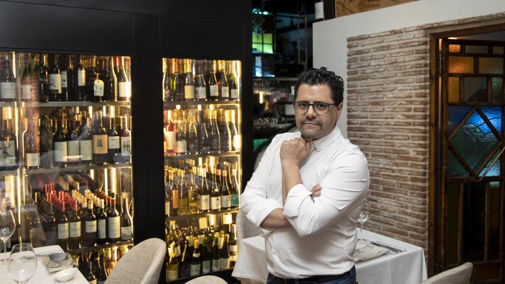Antonio Fernández posa antes de la entrevista delante de la bodega de Araboka.