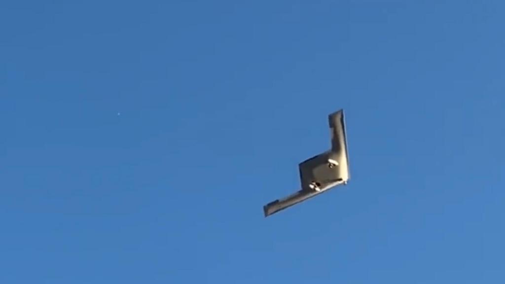 Northrop Grumann B-21 Rider con el tren de aterrizaje desplegado.