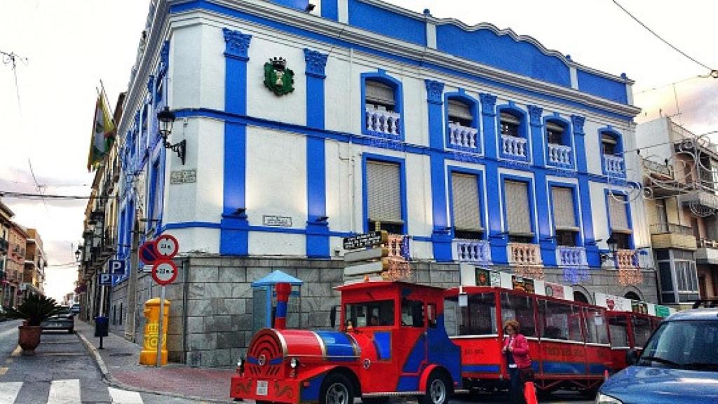 Trenecito frente al Ayuntamiento de Rute, en Córdoba.