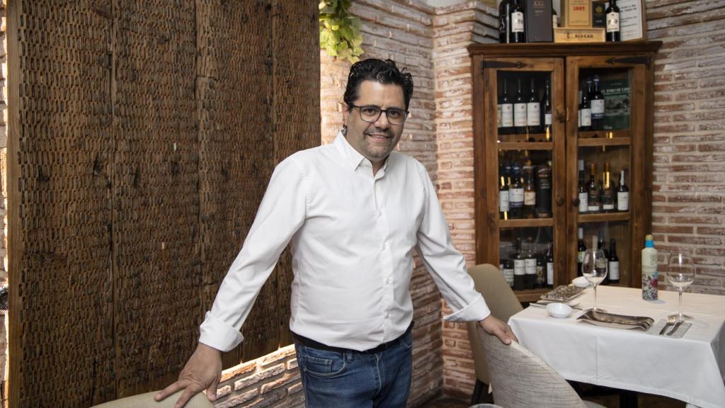 Antonio Fernández posa en uno de los reservados de Araboka.