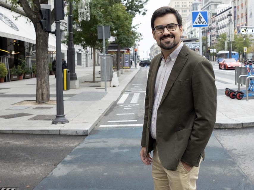 Guillermo del Valle trabaja como abogado en un despacho de Madrid.