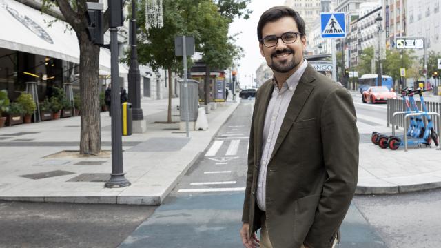 Guillermo del Valle trabaja como abogado en un despacho de Madrid.