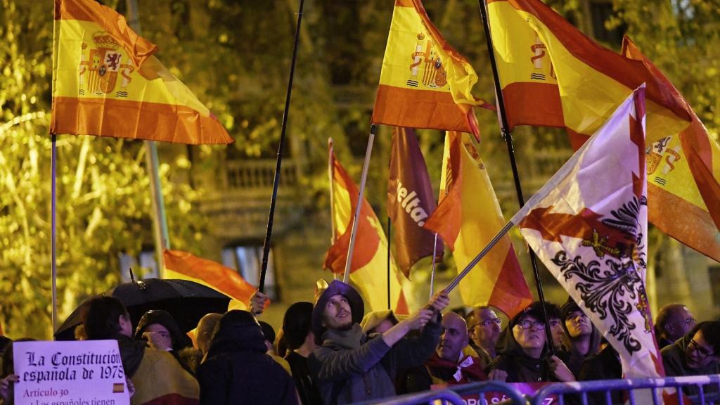 Unas 4.000 personas se manifiestan en la sede del PSOE por octava noche.