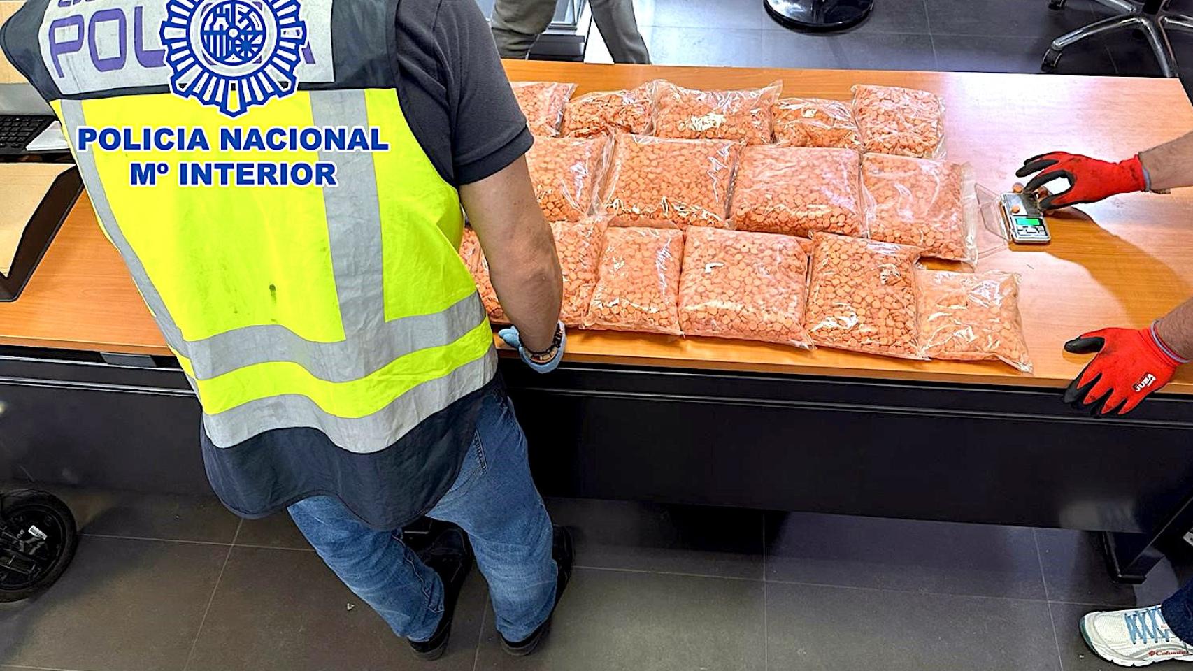 La Policía Nacional en el pesaje de las bolsas con las pastillas intervenidas a los dos arrestados.