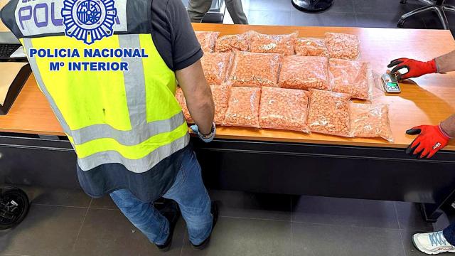 La Policía Nacional en el pesaje de las bolsas con las pastillas intervenidas a los dos arrestados.