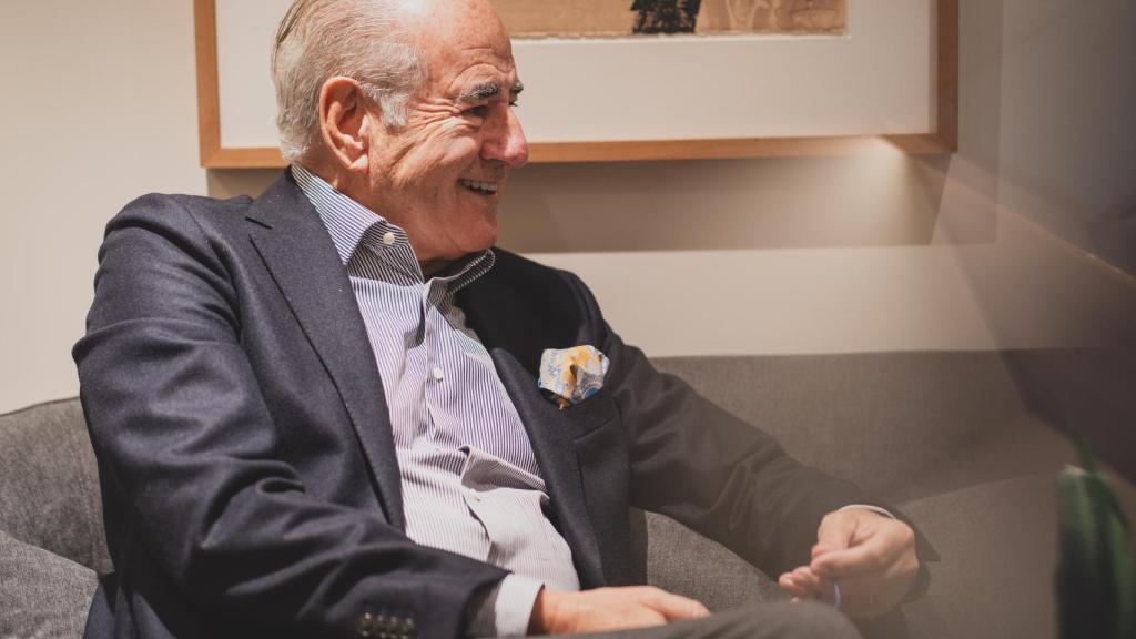 El cirujano plástico Javier de Benito durante su entrevista con EL ESPAÑOL.