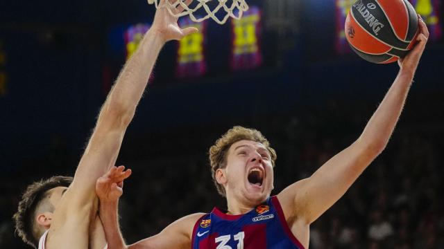 Jokubaitis entra a canasta en el partido ante el Estrella Roja.