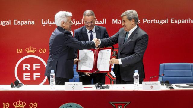 Pedro Rocha, presidente de la Comisión Gestora de la RFEF; Fouzi Lekjaa, presidente de la Real Federación Marroquí de Fútbol; Y Fernando Gomes, presidente de la Federación Portuguesa de Fútbol