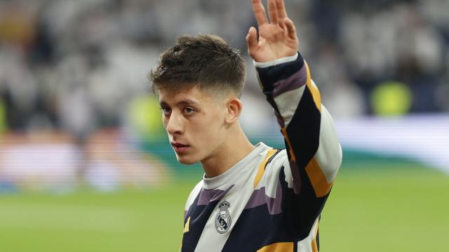 Arda Güler saluda en la previa del partido ante el Rayo Vallecano.