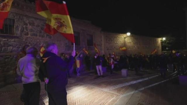 Más de un centenar de personas, ante la sede del PSOE de Toledo contra la amnistía