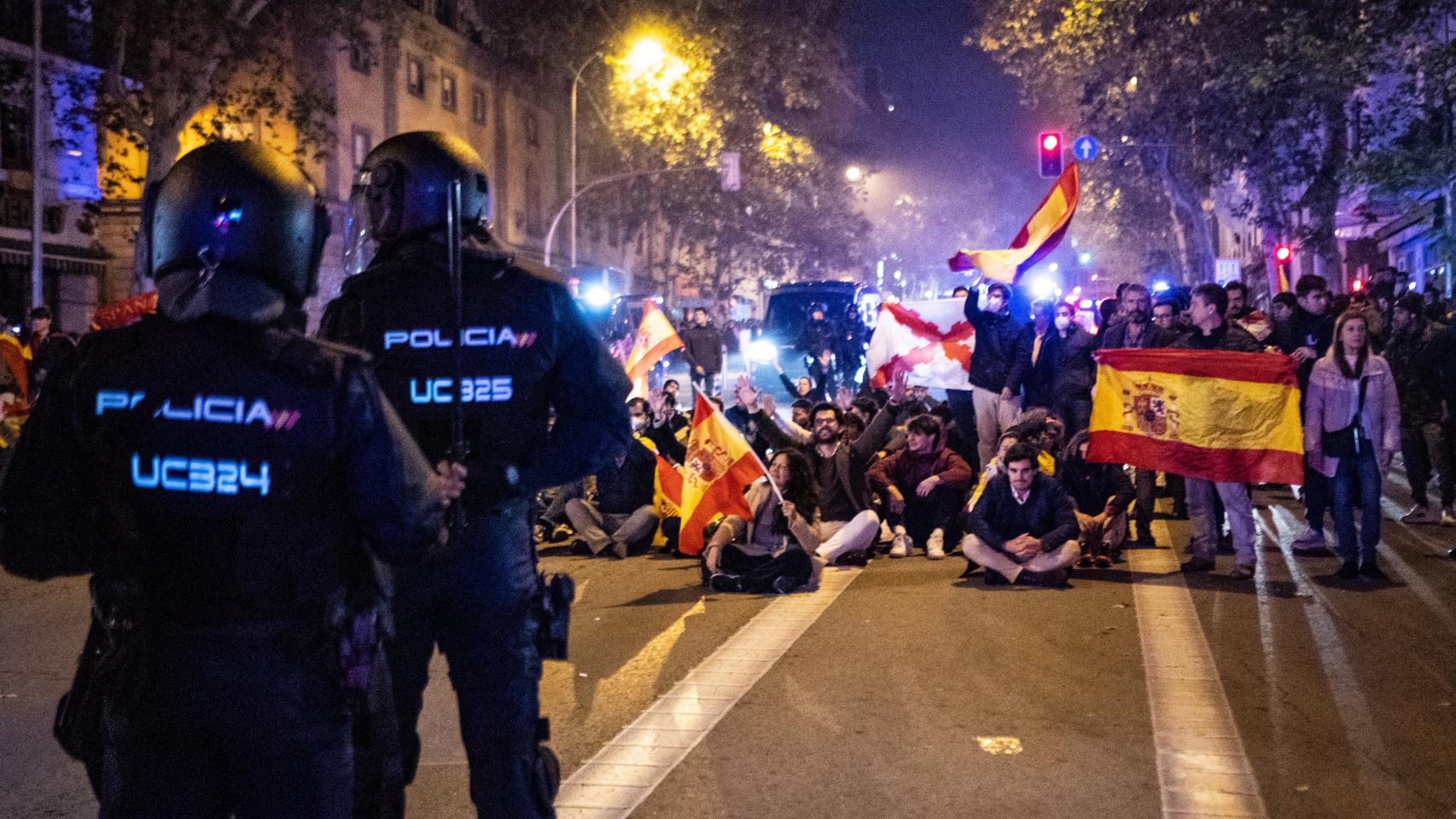 Así se ha vivido la séptima noche de protestas frente a la sede del PSOE en Ferraz
