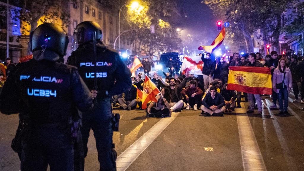 Así se ha vivido la séptima noche de protestas frente a la sede del PSOE en Ferraz