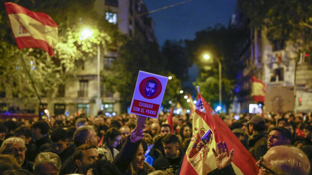 Centenares de personas en la manifestación convocada contra la amnistía frente a la sede del PSOE en Ferraz.