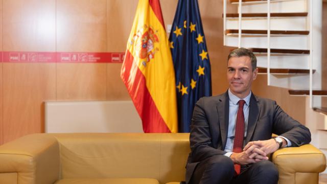 Pedro Sánchez, presidente en funciones, esperando a Gabriel Rufián (ERC), en una sala del Congreso.