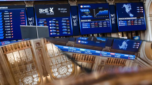 Varios paneles del Ibex 35 en el Palacio de la Bolsa de Madrid.