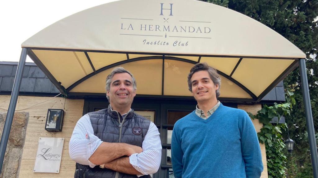 Álvaro y Carlos Alepuz en la puerta de La Hermandad Insólito Club.